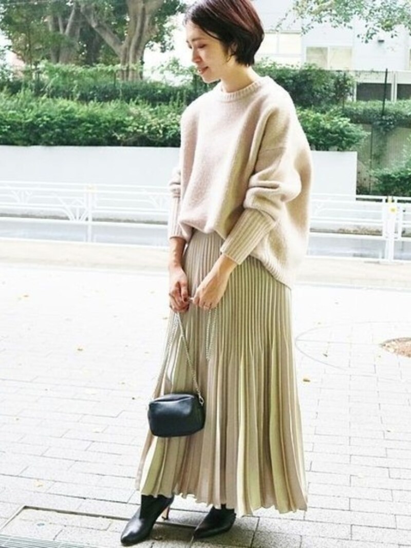 フェミニンさが欲しい大人の女性にはプリーツスカートがおすすめ　出典：WEAR