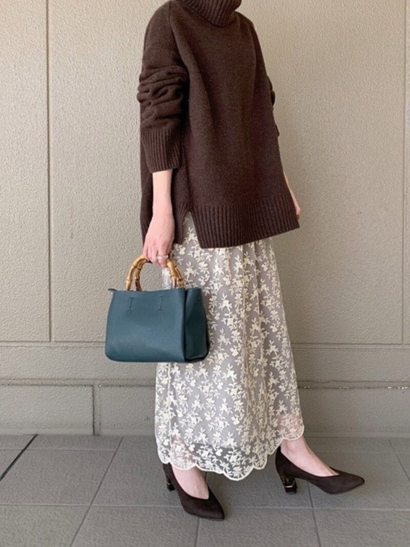 甘いスカートが主役なら、他はすっきり辛口にまとめて　出典：WEAR