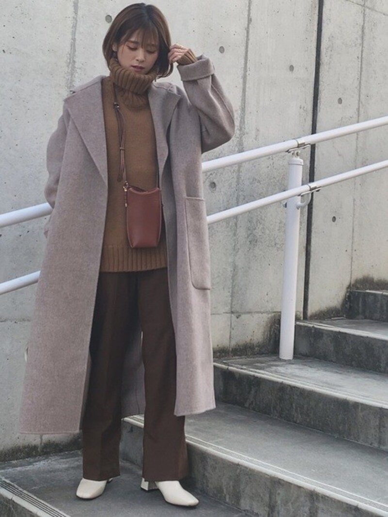 オーバーサイズなゆるっと感がコートを脱いでも可愛いコーデに　出典：WEAR