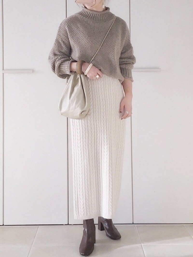 オフホワイトのニットスカートは楽チンでもおしゃれ見え　出典：WEAR