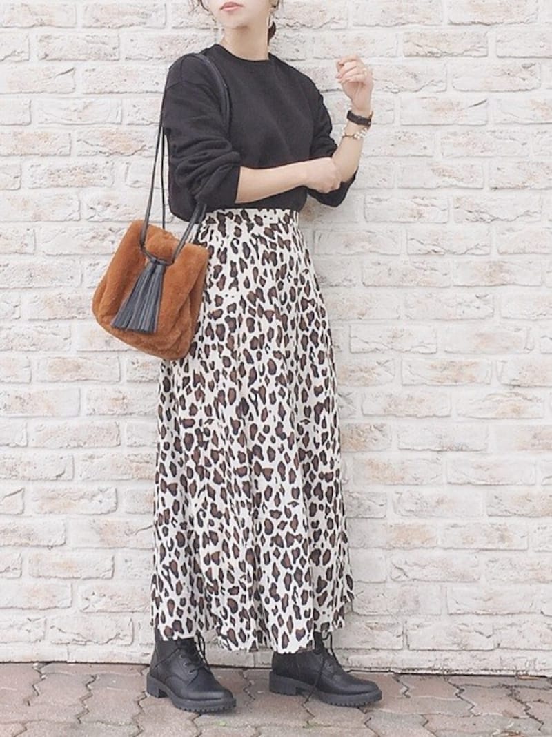 プリントのロングスカートも受け止めてくれる黒スウェット　出典：WEAR