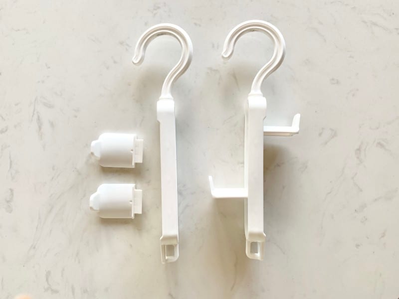 100均で購入できるバッグハンガー。１つ110円（税込み）