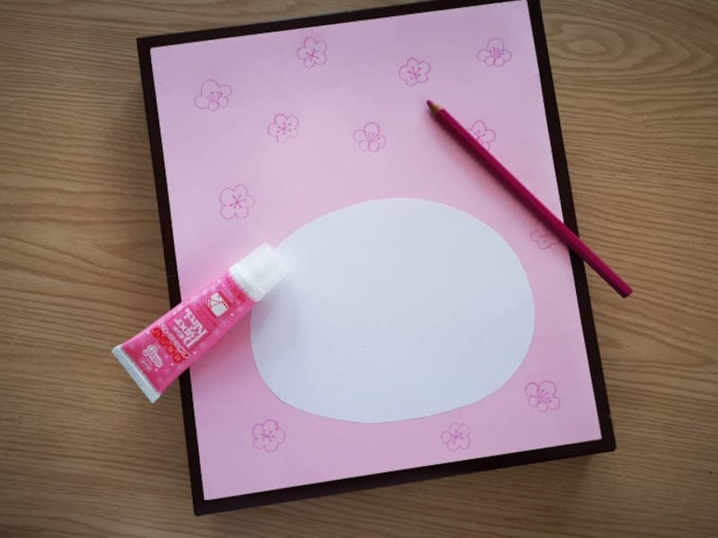 ここではピンクの画用紙と濃いピンクの色鉛筆を用意しましたが、 空き箱の柄物によってはそのまま生かすか、好きな包装紙を貼って隠せば良い