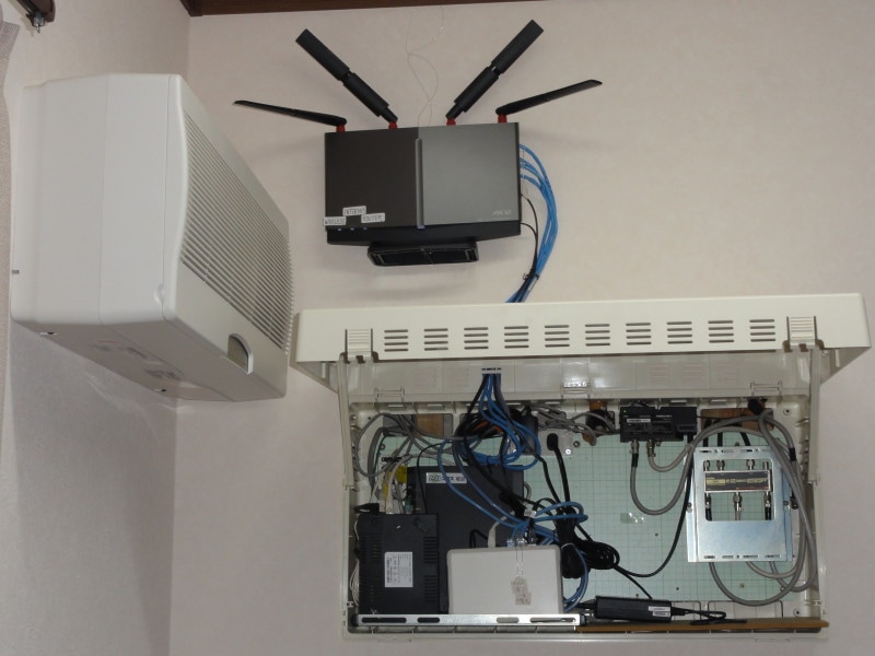 4K/8Kテレビの分配器などとは最低このくらい離したい。