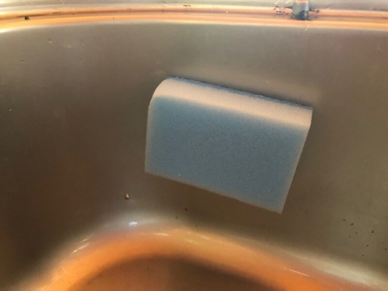 スポンジを軽く押し当てるだけで、くっつく