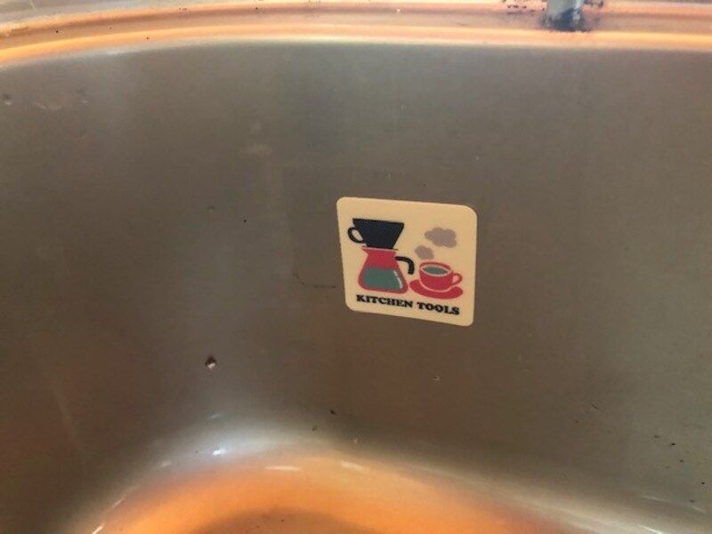 キャッチフックは、そのままシンクに貼り付けることができる。剥がすのも簡単。