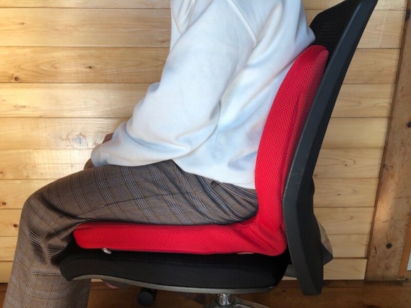 お尻をグッと奥に入れる。仕事をする時には、背中はピントから離れてしまうけれど、腰の負担は軽減されたまま。