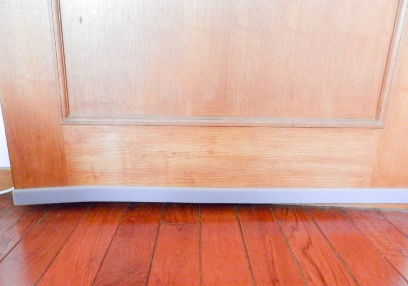 ドアの下に隙間テープで暖房費節約に