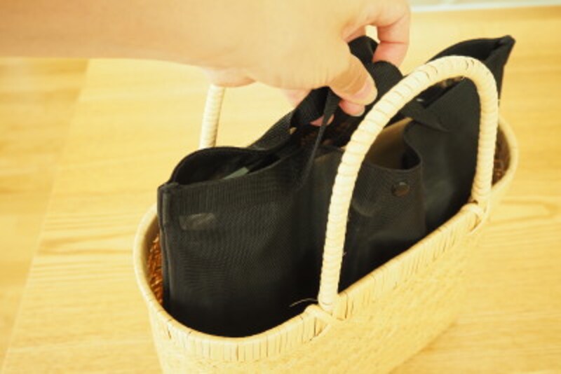 バッグインバッグを出し入れ