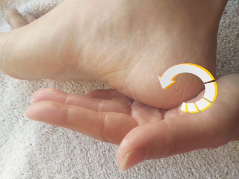 手のひら全体でかかとを包み込み、圧をかけながら円を10回描くだけ！
