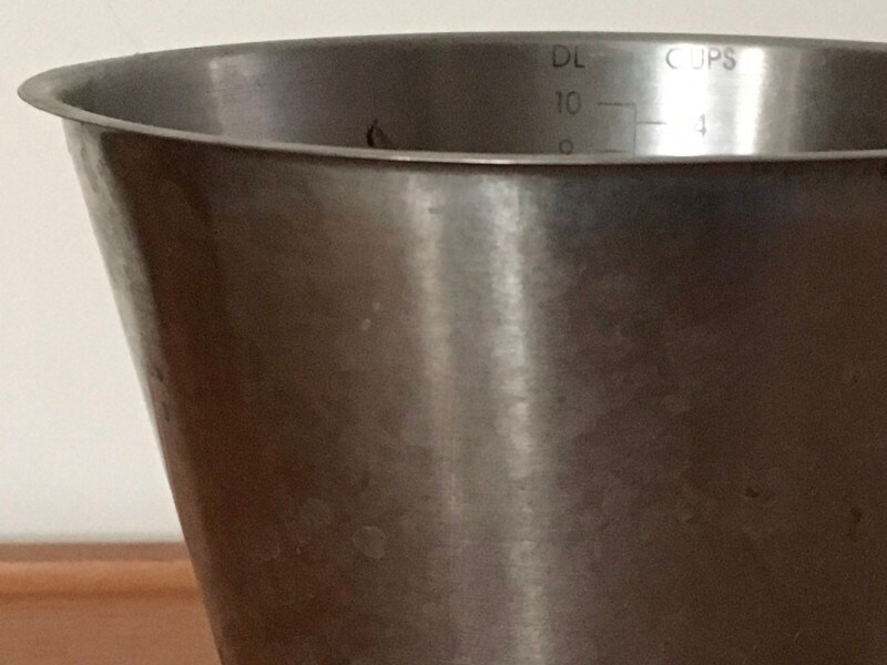 1リットルのステンレス製計量カップをピカールで磨く前