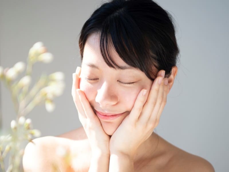 メイクの仕上げのひと手間で、乾燥による化粧くずれを防ぐ!