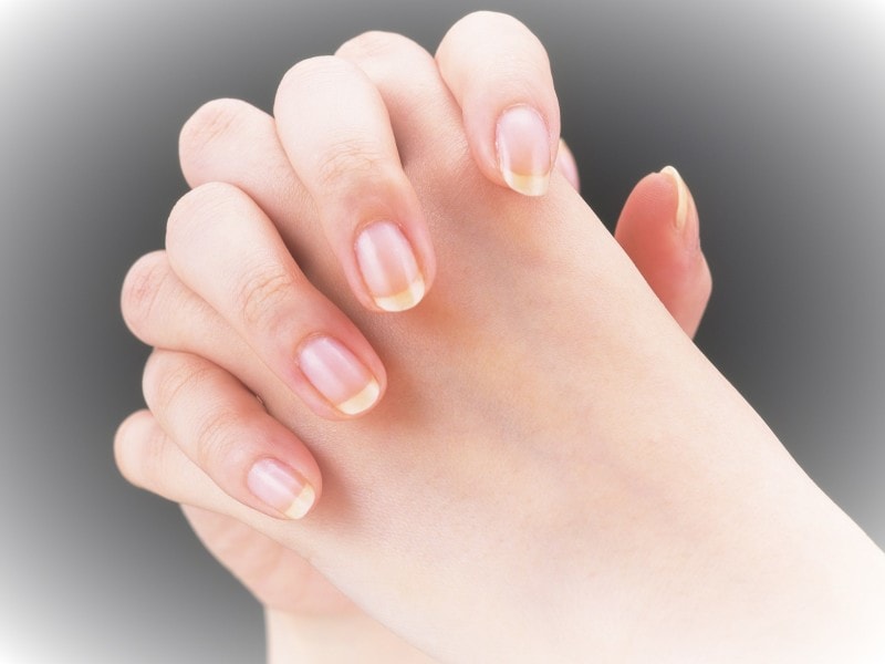 手のひらだけでなく、指の間にまでなじませてから手ぐしをするのがコツ!