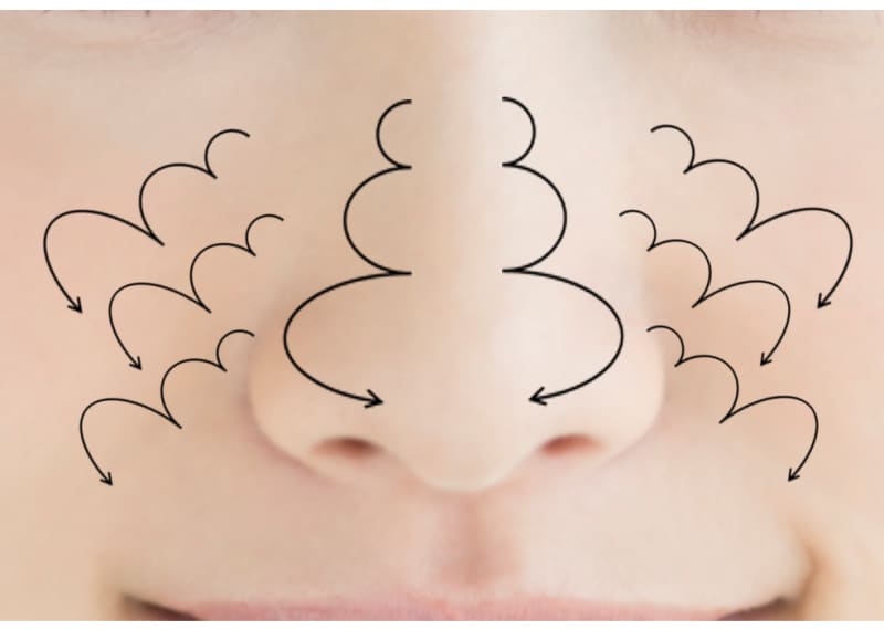 小さな円をたくさん描くように、くるくると優しくなじませます