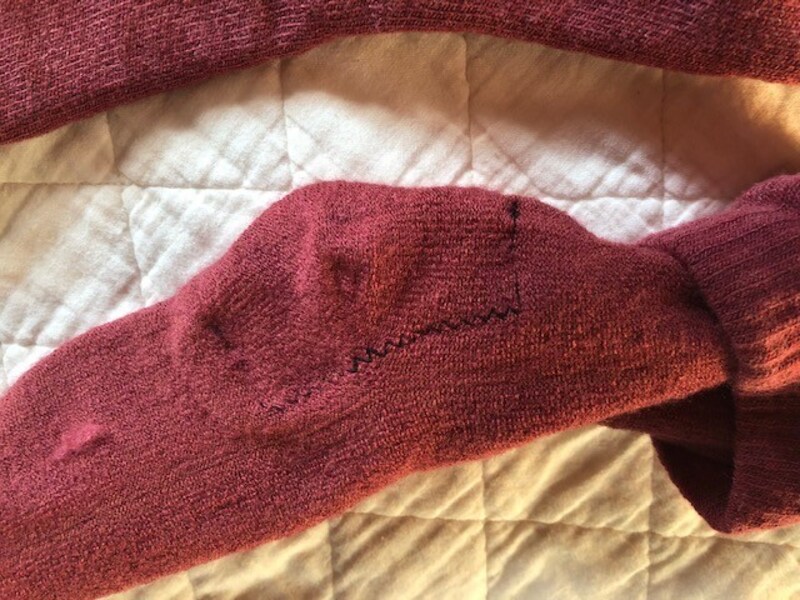 かかとの部分に、保湿シートが縫い付けられている