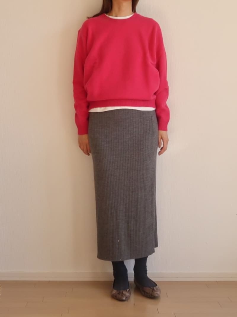ふんわりしたラムウールに対してリブニットのスカートも相性よし