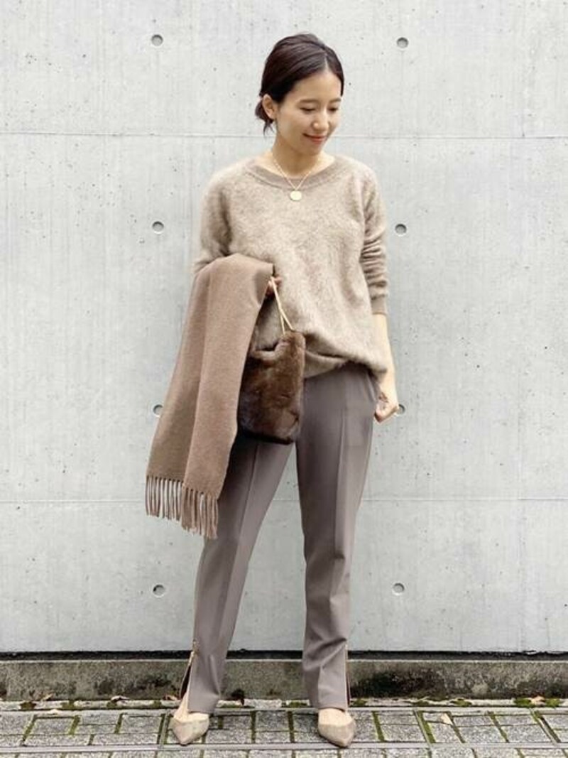 首の開いているニットやおしゃれなワントーンコーデの時こそ、インナーのはみ出しに注意を! 出典:WEAR