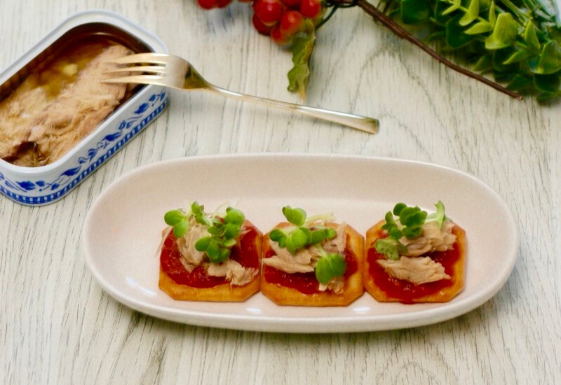 クラッカーとサバ缶