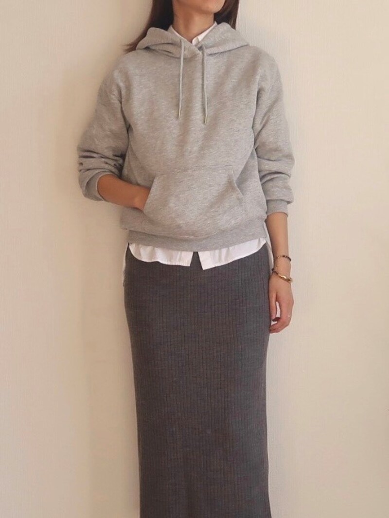 下に白シャツを重ねて、パーカの襟もとから少しのぞかせるバランスもおすすめ