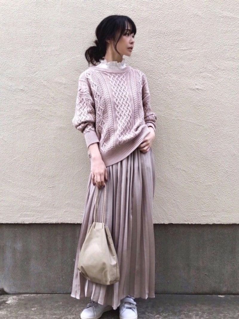 首元にフリルブラウスなどをレイヤードして甘めなアクセントに　出典：WEAR