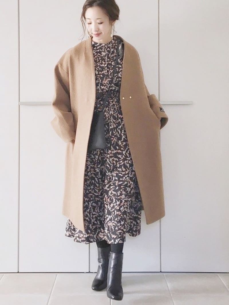 花柄ワンピース＆ノーカラーコートの組み合わせでレディな雰囲気に　出典：WEAR