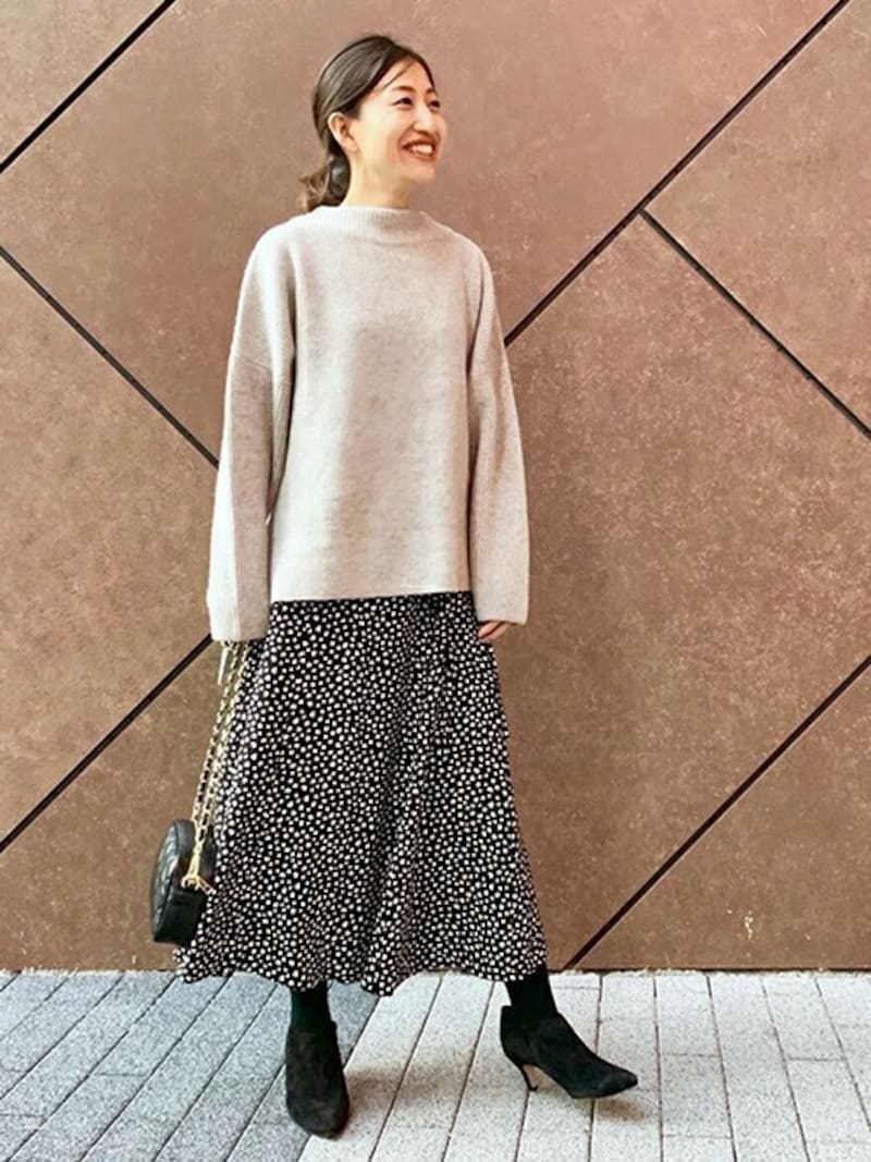 細かなプリントスカートにブーティーを合わせると華奢見えします　出典：WEAR