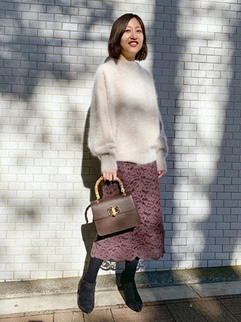 レースのスカートにふわふわニットを合わせてフェミニン度アップ　出典：WEAR