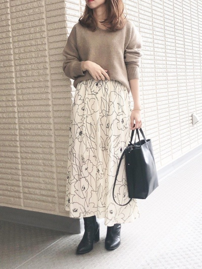 これ一枚でフェミニンなシルエットになるフレアロングスカート　出典：WEAR