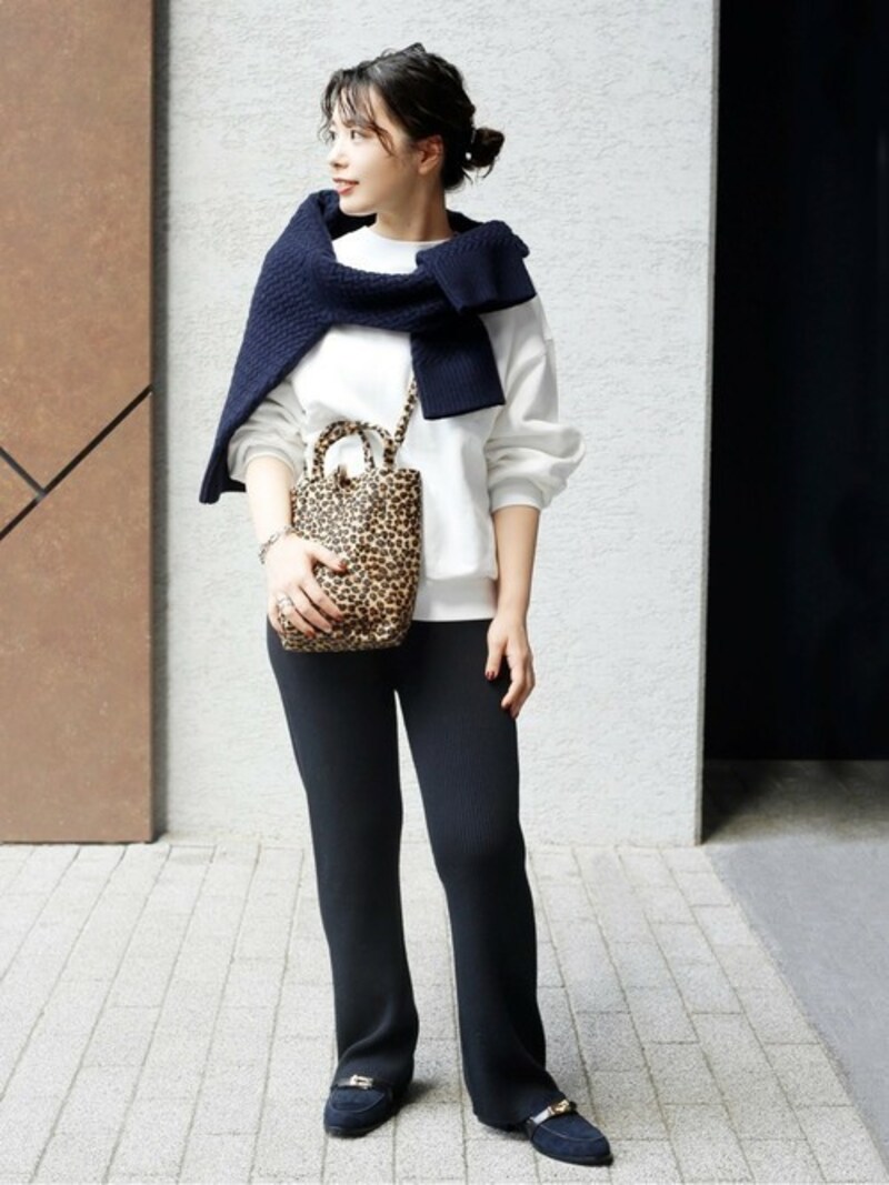 今っぽい「ニットの肩巻き」もアクセントに◎　出典：WEAR