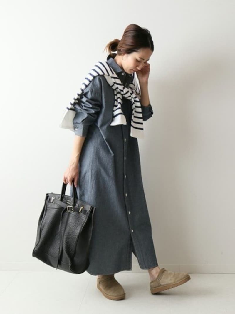 ネイビーをベースにするとカジュアルでも品よく仕上がります