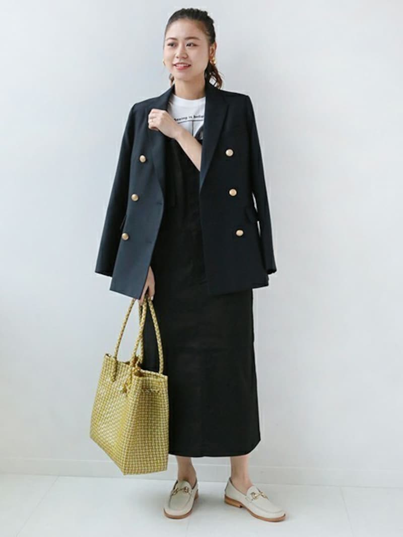 カジュアルコーデでも紺ブレをさらっと羽織ればアラフォー女性らしい大人カジュアルに　出典：WEAR