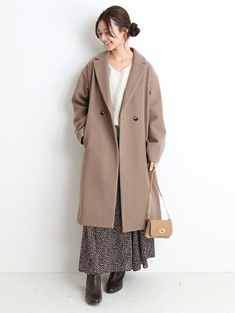 コートの間からフラワープリントをちら見せすると軽やかさもアップ　出典：WEAR