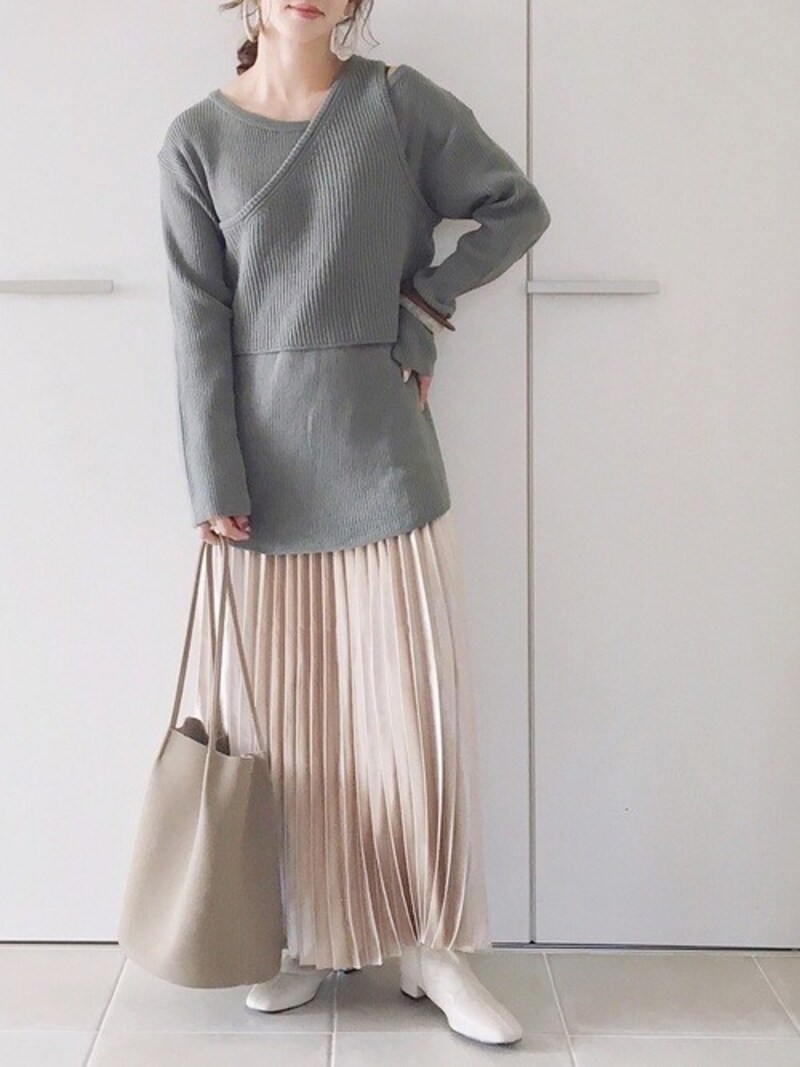 トップスやバッグ、シューズを明るい色にして春コーデにチェンジ　出典：WEAR