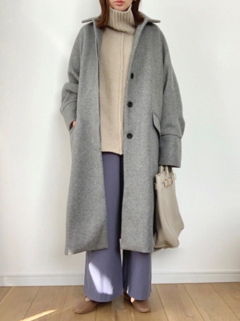 グレーのコートはくすみ系のきれい色ボトムスを合わせて　出典：WEAR