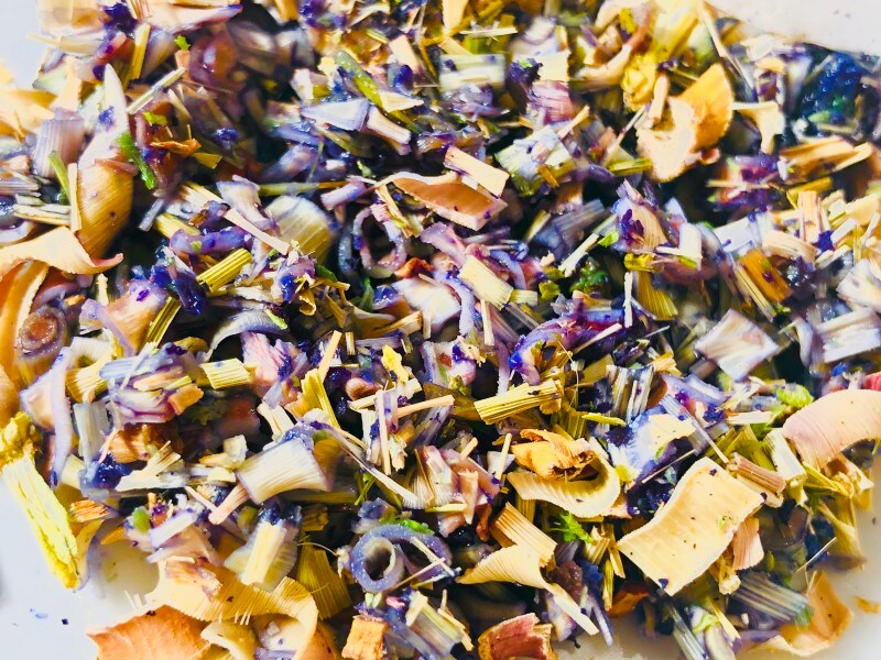 レモングラスをベースに青いバラフライピーの花がブレンド