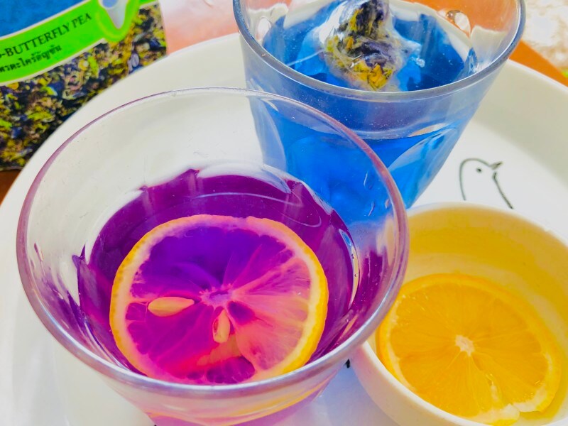 レモンを入れると、酸でピンクに色変！