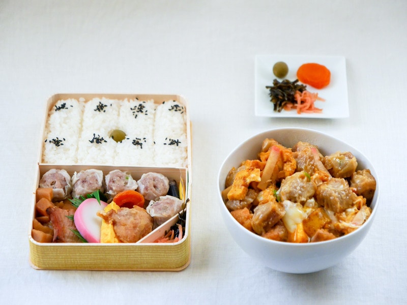 シウマイ弁当のおかずを卵でとじて丼に!