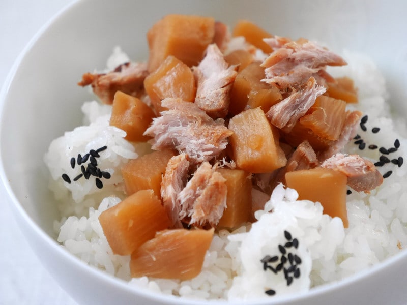 ごはんに筍煮、鮪の照り焼きをちらしただけで、すでに美味しそう