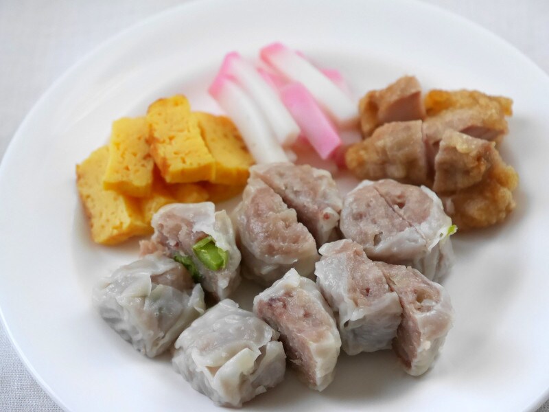 シウマイなどを食べやすい大きさにカット