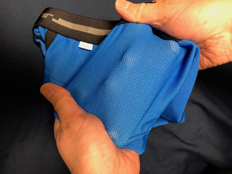 クールマックス素材のメッシュ生地は、最高の通気性・速乾性を実現。ここまで思いっきり伸ばさない限り、透けませんので、ご安心ください。