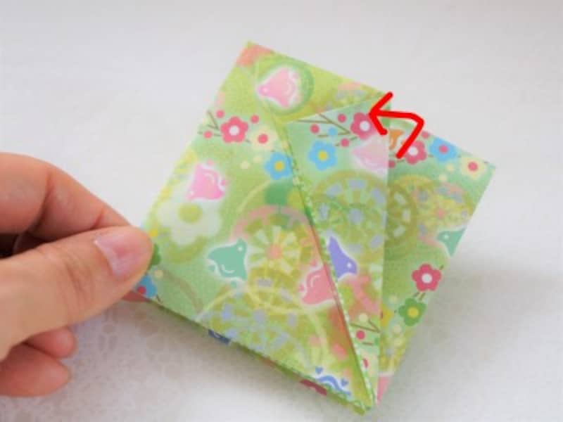 角を中心に向かって半分折ります。