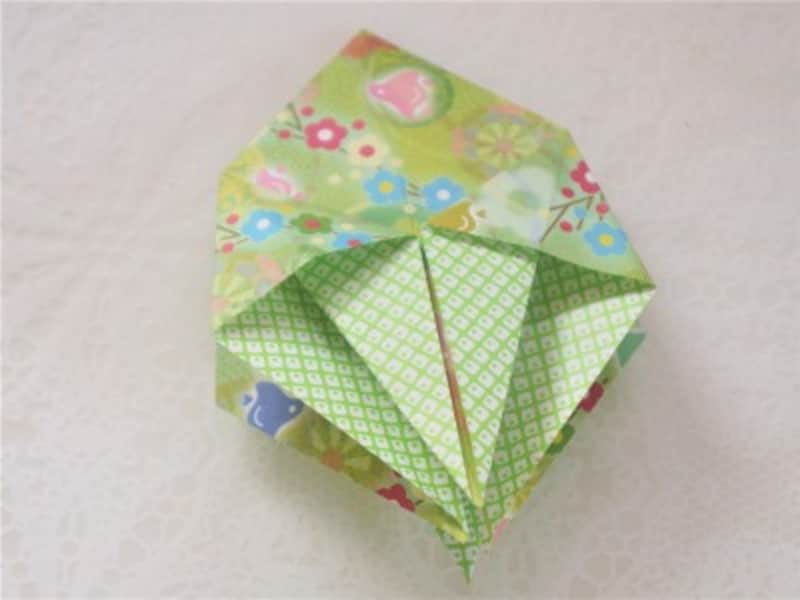 輪を広げてつぶします。