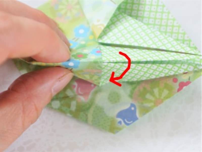 角を裏側へ折り込みます。