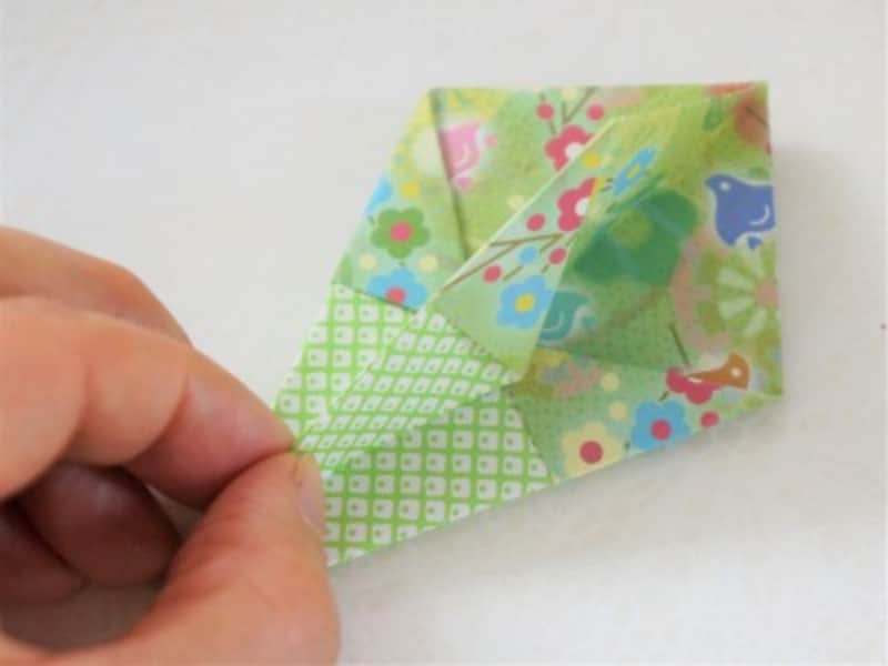 前後左右同じように裏側へ折り込みます。