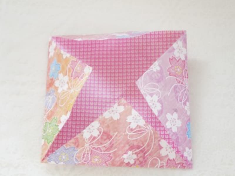 4つ角を内側に折ります。