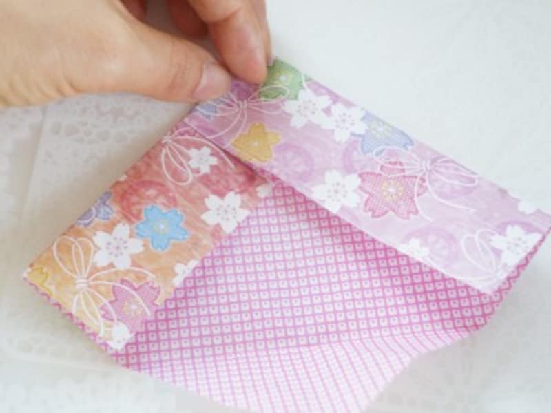 2辺を折り目に沿って内側に折ります。