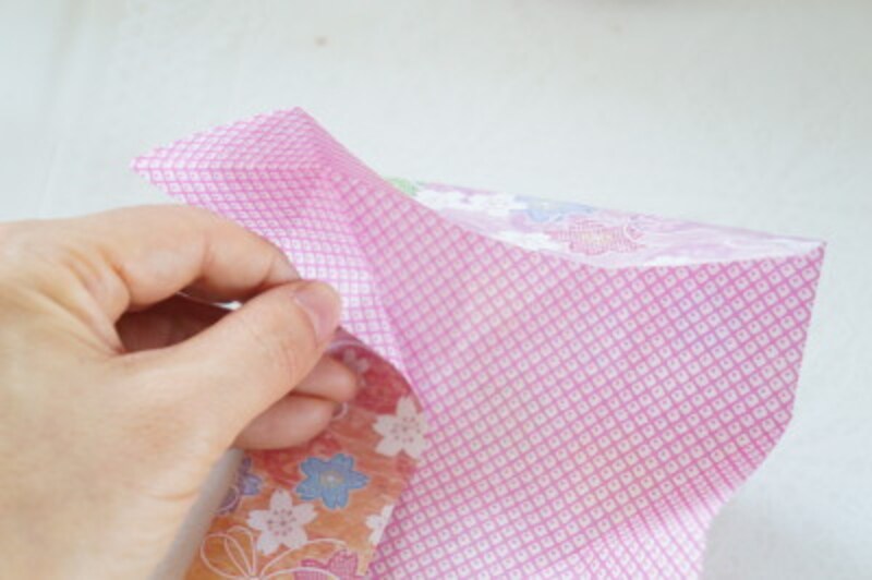 2辺の重なった部分をめくって角を引っ張り出します。