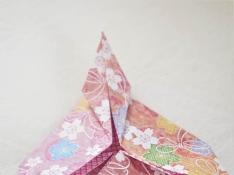 鶴を折る要領で輪の部分を内側に折ります。