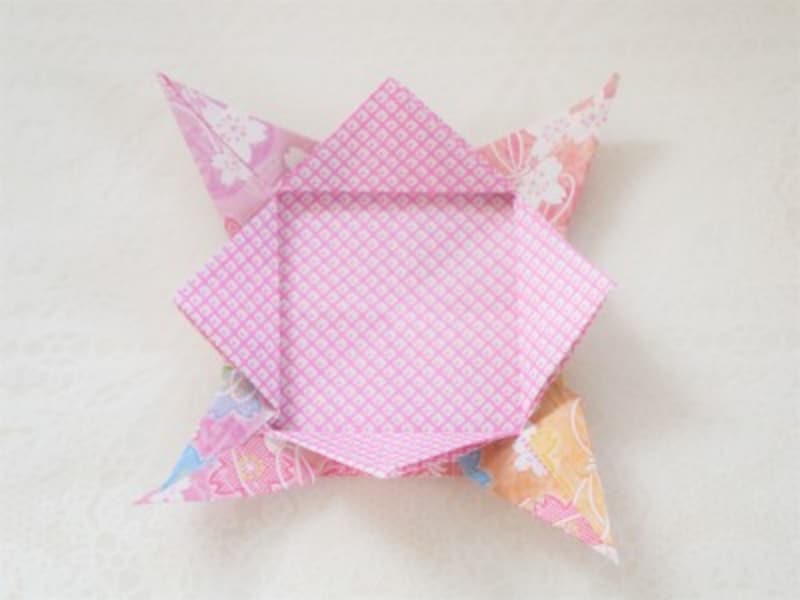 三角の部分を外側へ折ります。