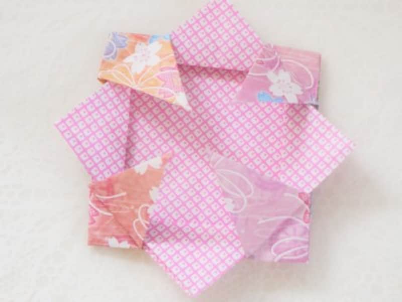 先ほど立てた角を内側に折ります。